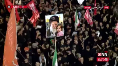 تصویر رهبر شهیدانقلاب و نوهٔ 14 ماهه ایشان بر دستان عزاداران عراقی