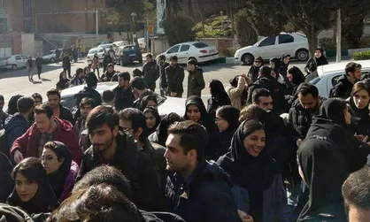 دانشجویان دانشگاه شهید بهشتی در مقابل دفتر ریاست دانشگاه تجمع کردند