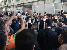 رئیس‌جمهور در میدان بهمن تهران با مردم گفتگو کرد / رئیسی: تا زنده هستم نمی‌گذارم گرانی به کسی آسیب بزند+ فیلم