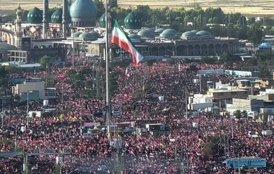 حضور جمعیت بی‌پایان عاشقان رهبر شهید انقلاب اسلامی در خیابان‌های اطراف مسجد مقدس جمکران پس از اقامه نماز بر پیکر مطهر «آقای شهید ایران»
