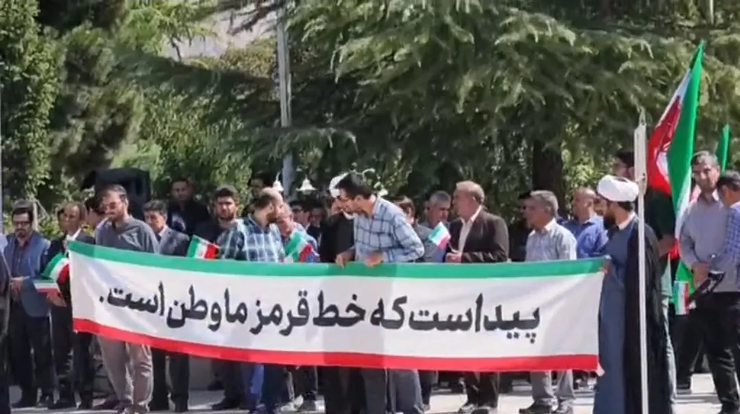 این پرچم قابل تعویض نیست؛ تا آخرین نفس پای ایران می‌ایستیم