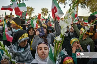 امروز در حرم مطهر شاهچراغ (ع)شوری برپا بود از جنس دانش آموزی، از جنس ذهن های جوان دهه هشتادی !