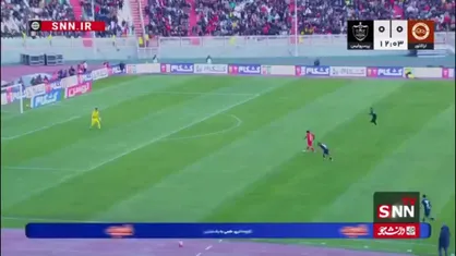روی اشتباه مدافعان پرسپولیس، هاشم نژاد در موقعیت تک به تک صاحب توپ شد و پیام نیازمند دروازه را نجات داد