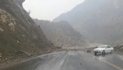 ریزش سنگ در جاده چالوس محدوده &laquo;پل خواب&raquo;/ مسیر باز است