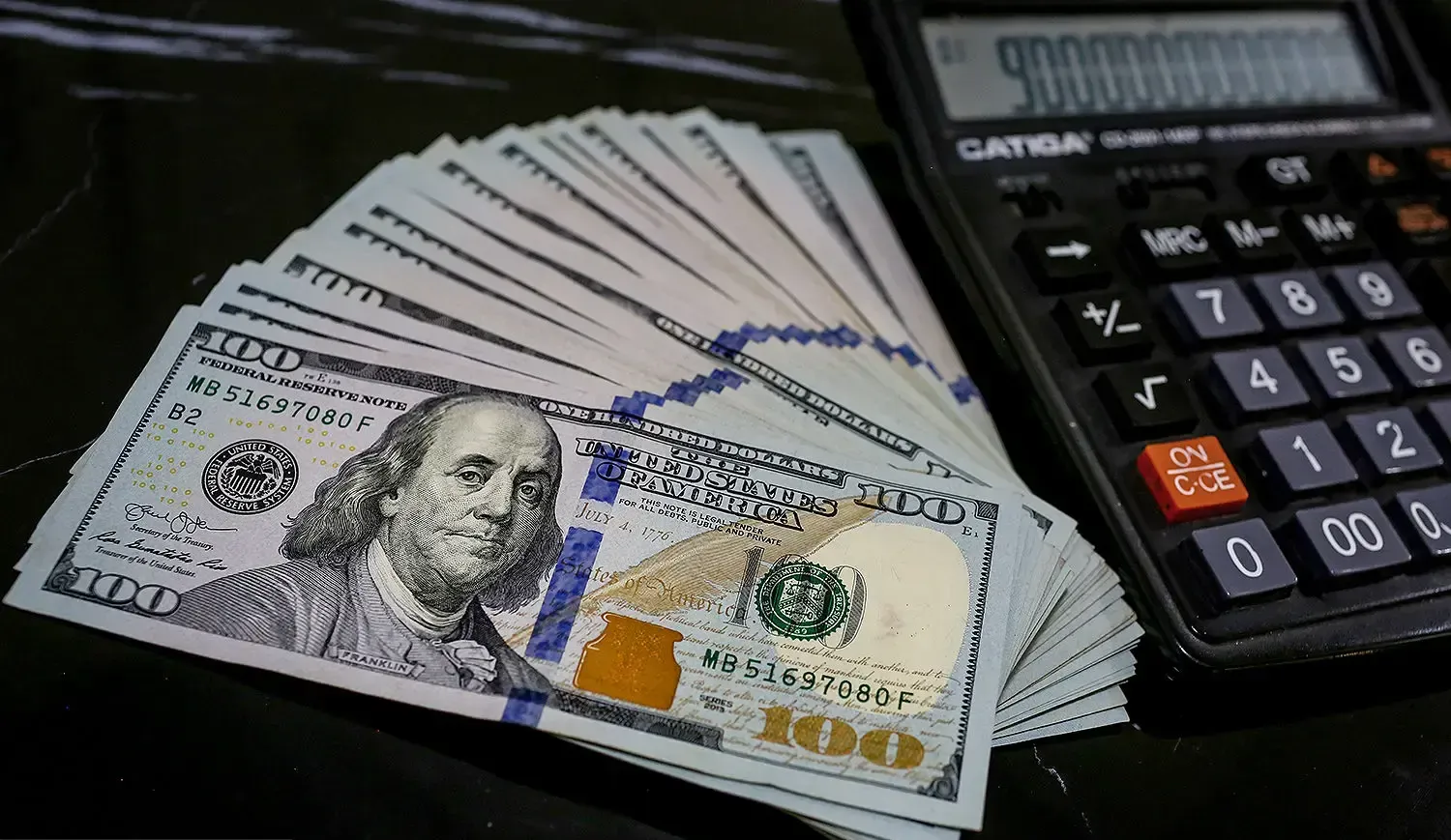 قیمت دلار امروز در دو مسیر؛ بازار تهران صعودی شد، دلار جهانی زیر فشار خزانه‌داری آمریکا