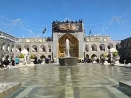 نصب پرچم شهادت امام صادق (ع) در ایوان طلای حرم رضوی