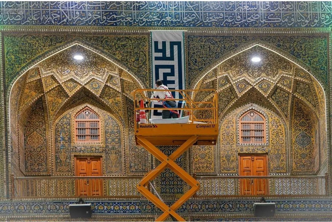 با فرا رسیدن دهه امامت و ولایت و در آستانه عید غدیر خم کتیبه‌هایی توسط خادمان بارگاه ملکوتی امیرالمومنین(ع) در حرم علوی نصب شد.

