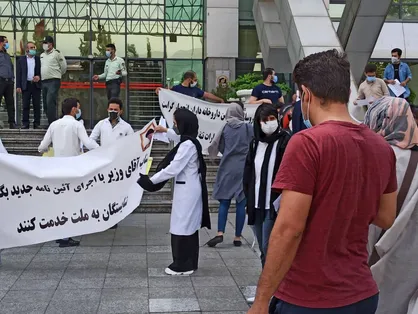 تجمع اعتراضی داروسازان جوان نسبت به عدم اجرای آیین&zwnj;نامه جدید تاسیس داروخانه