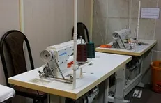 آموزش خیاطی به بانوان محروم روستایی توسط بانوی جهادگر بسیج سازندگی