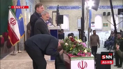 بوسه وزیر آموزش و پرورش بر تابوت شهید گمنام در اجلاسیه بزرگداشت شهید طالب ابراهیمی، شهید شاخص امسال دانش آموزی کشور