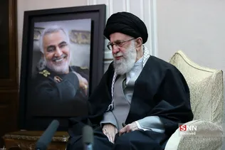 حضور رهبر معظم انقلاب اسلامی در منزل سردار شهید سپهبد سلیمانی