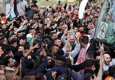 ورود اولین اتوبوس حامل آزادگان فلسطینی به رام‌الله + فیلم
