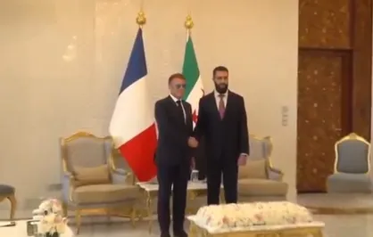 امانوئل مکرون، رئیس&zwnj;جمهور فرانسه، پس از ورود به دمشق، با احمد الشرع دیدار و گفت&zwnj;و&zwnj;گو کرد.
