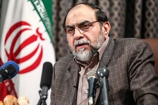 رحیم‌پور ازغدی: همسر رهبر شهید در دوران دفاع مقدس لباس رزمندگان را می‌شستند + فیلم