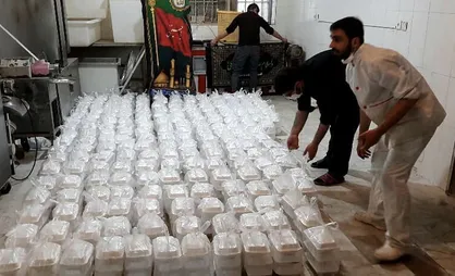 جهادگران دانشگاه فرهنگیان کرمانشاه در موکب شهدای تربیت معلم استان اقدام به توزیع غذاى گرم بین محرومان کردند