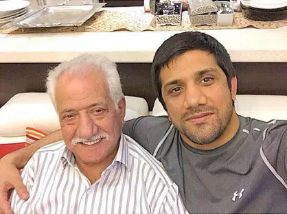 علیرضا دبیر عزادار شد