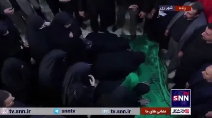 وداع خانواده شهید امیرعبداللهیان با او در کنار مزار شهید