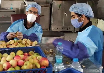 جهادگران دانشجوی دانشگاه فردوسی آبمیوه و شربت برای مبتلایان به کرونا تهیه می&zwnj;کنند