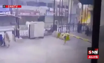 لحظه وقوع انفجار انتحاری در داخل نیرو&zwnj;های امنیتی در پیشاور پاکستان