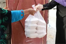 جهادگران اهوازی ۵۰۰۰ پرس غذا بین نیازمندان توزیع کردند + فیلم