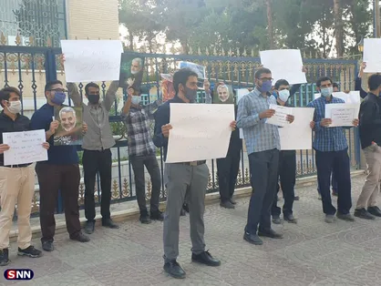 دانشجویان یزدی در مقابل نمایندگی وزارت امور خارجه و فرودگاه شهید صدوقی تجمع کردند + عکس