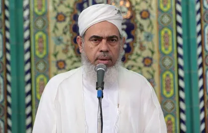 انتقاد امام جمعه اهل سنت قشم از تبعیض در قیمت بنزین خودرو&zwnj;های منطقه آزاد