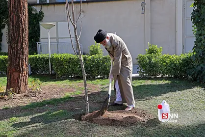 کاشت نهال توسط &laquo;مقام معظم رهبری&raquo;