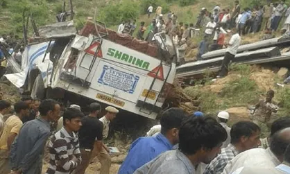 سقوط مرگبار اتوبوس به دره&zwnj; در پاکستان