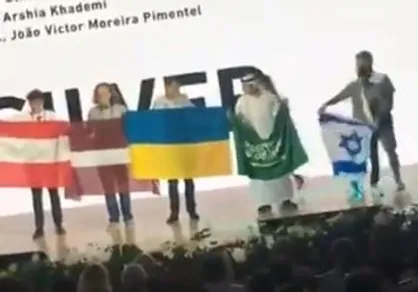 فیلم/ حرکت جالب دانش آموز عربستانی در المپیاد شیمی و پشت کردن به پرچم اسرائیل