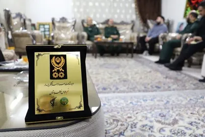 تقدیم لوح درجۀ رشادت به خانواده سردار سرلشکر شهید عباس نیلفروشان