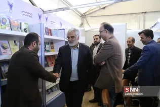 رئیس دانشگاه آزاد در ناشران دانشگاهی در سی و دومین نمایشگاه بین المللی کتاب