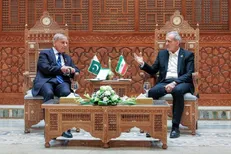 پزشکیان: در خصوص توان دفاعی‌مان هیچ‌گاه و با هیچ‌کس مذاکره نمی‌کنیم/ شهباز شریف: رهبری آیت الله سید مجتبی خامنه ای تحسین می کنم + فیلم