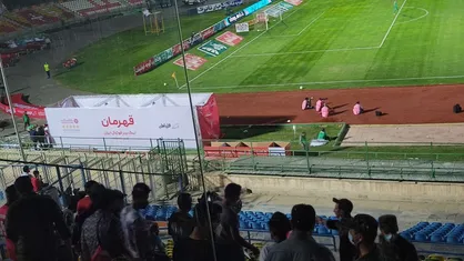 حضور تماشاگران پشت سر بازیکنان ذخیره در بازی پیکان - پرسپولیس