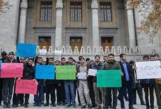 جمعی از دانشجویان دانشگاه‌های تهران در حمایت از شیخ زکزاکی مقابل وزارت خارجه تجمع کردند