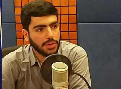عضو شورای تبیین مواضع بسیج دانشجویی خراسان رضوی در نماز جمعه مشهد سخنرانی می&zwnj;کند