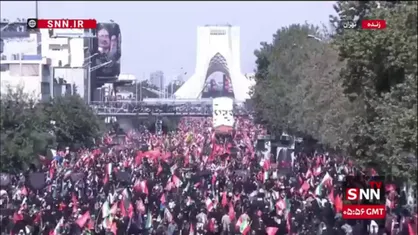خیابان آزادی مملو از حضور پرشور عاشقان رهبر شهید/ حرکت کاروان حامل پیکرها به سمت میدان آزادی