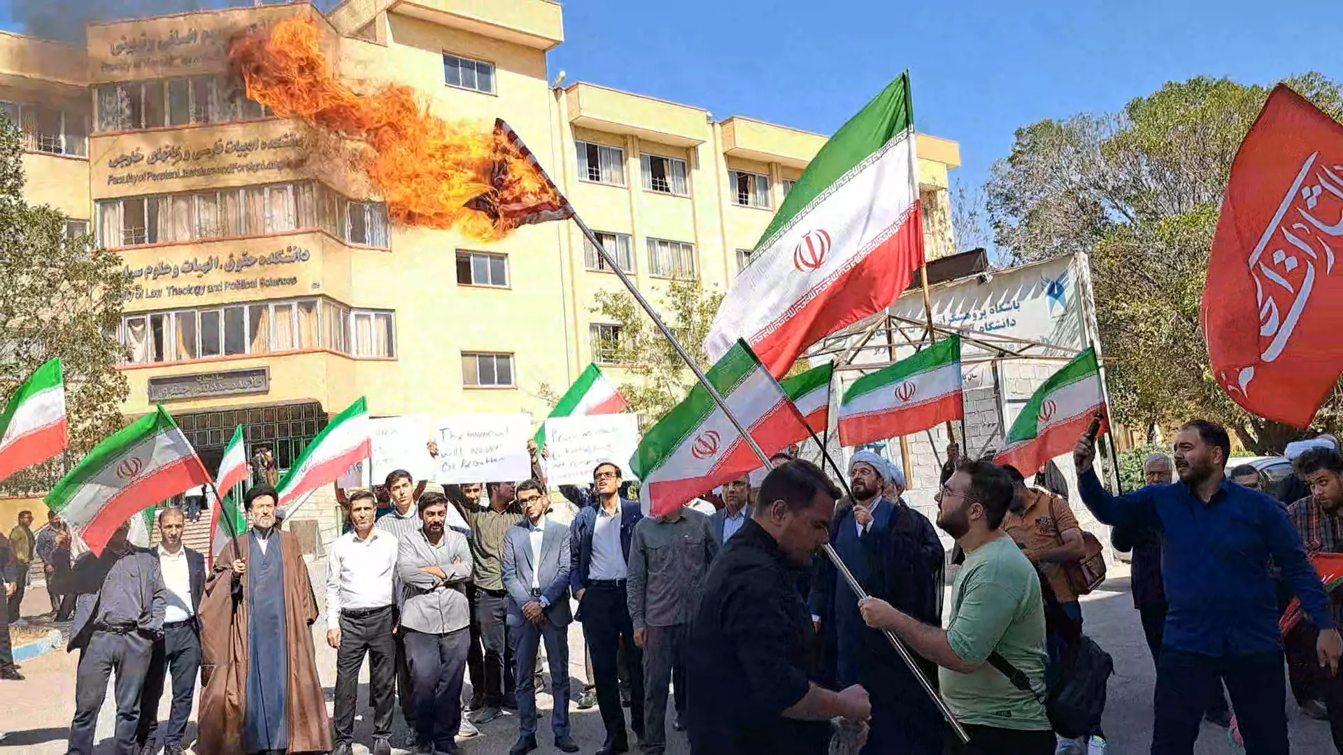اهتزاز پرچم ایران و آتش زدن پرچم صهیونی و آمریکا در دانشگاه آزاد تبریز + فیلم
