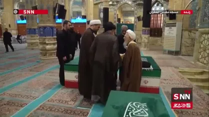 گفتگوی  آیت&zwnj;الله جوادی آملی با فرزند و داماد رهبر شهید انقلاب پیش از اقامه نماز بر آقای شهید ایران