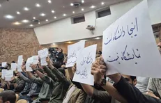 اعتراض جالب دانشجویان به بلاتکلیفی دانشگاه تهران در حضور وزیر علوم؛ «دانشگاه نمایشگاه نیست!»