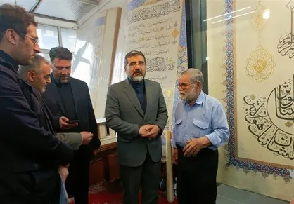 دیدار وزیر فرهنگ با خوشنویس بزرگ&zwnj;ترین قرآن جهان&zwnj;