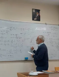عکس تدریس شهید طهرانچی در کلاس فیزیک دانشگاه بهشتی