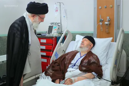 عیادت رهبر معظم انقلاب اسلامی از آیت&zwnj;الله مکارم شیرازی