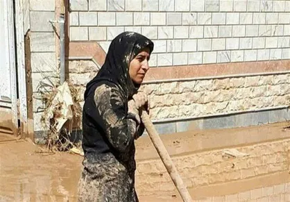 سهیلا لرستانی، بازیکن شهرداری بندرعباس در حال کمک به سیل زدگان+ عکس