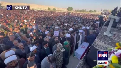 نمایی دیگر از اقامه نماز توسط آیت الله حیدری عضو مجلس خبرگان رهبری بر پیکیر شهید جهاندیده