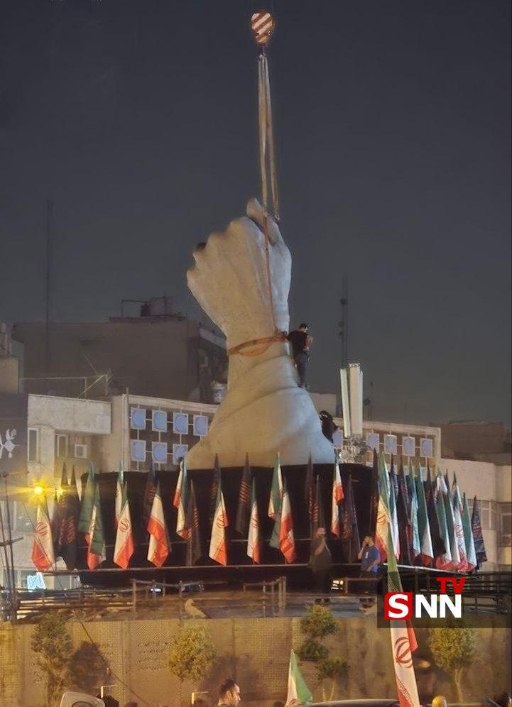 آغاز مراسم ادای احترام هیات‌های خارجی به پیکر مطهر رهبر شهید انقلاب در مصلای تهران + فیلم
