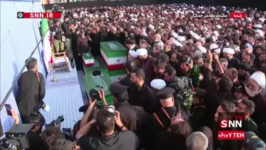 آغاز اقامه نماز بر پیکر مطهر رهبر شهید انقلاب توسط  آیت‌الله جوادی آملی در مصلی تهران