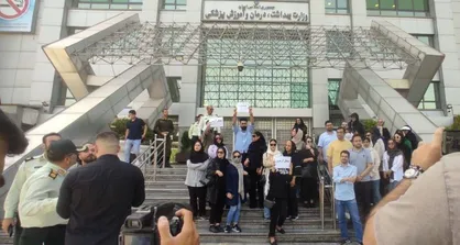 تجمع جمعی از داوطلبان آزمون دستیاری ۵۲ مقابل وزارت بهداشت+ عکس
