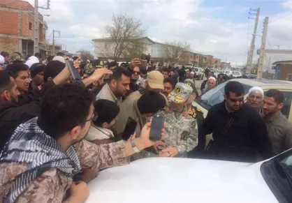 گفت&zwnj;وگوی صمیمانه رئیس ستاد کل نیرو&zwnj;های مسلح با مردم در مناطق سیل&zwnj;زده/ تاکید سرلشکر باقری بر رفع کمبود&zwnj;ها