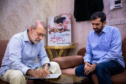 لاریجانی به دیدار خانواده&zwnj;های شهیدان محرابی و شادمانی رفت