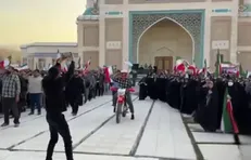 خواندن سرود ملی ایران توسط دانشجویان دانشگاه فردوسی مشهد همراه با سلام نظامی